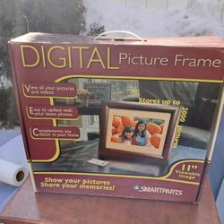 Smartparts 11" Digital Picture Frame. Stores over 2,000 Photos