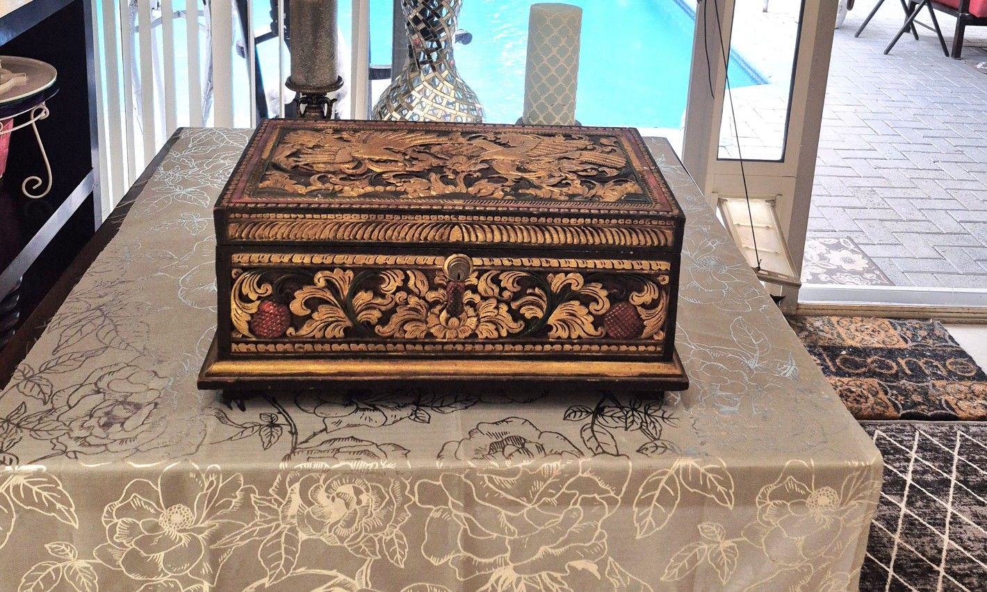 Beautiful Mirror Elegant Table