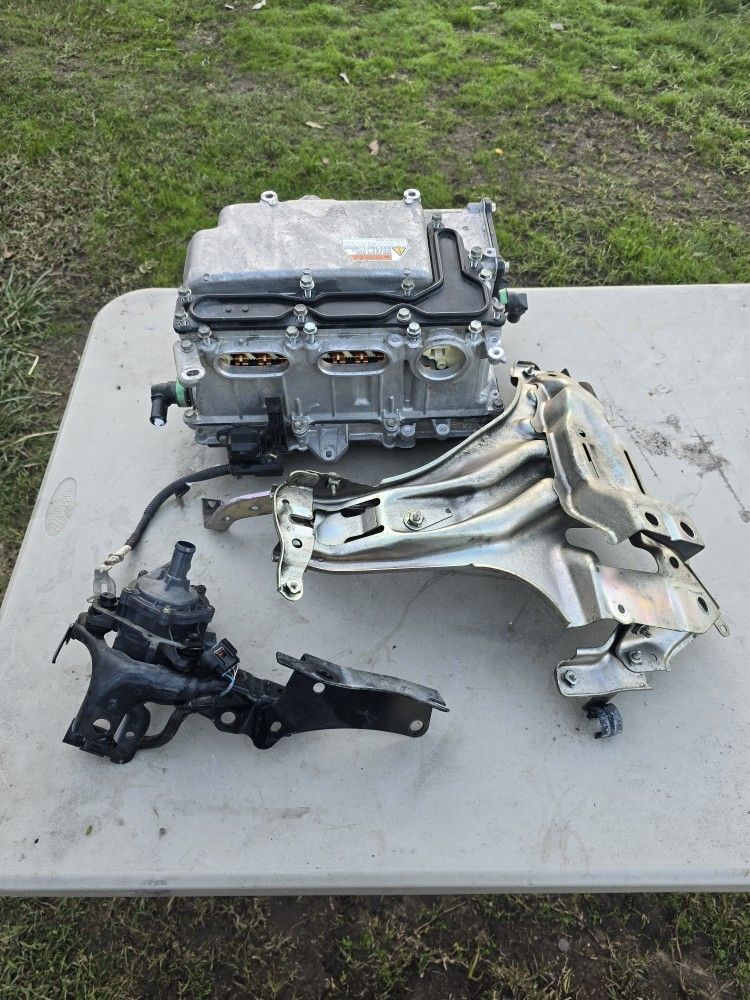 2010 - 2015 Toyota Prius inverter/bracket/inverter pump