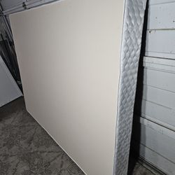 Queen Size Box Spring, Good Conditions 👍 