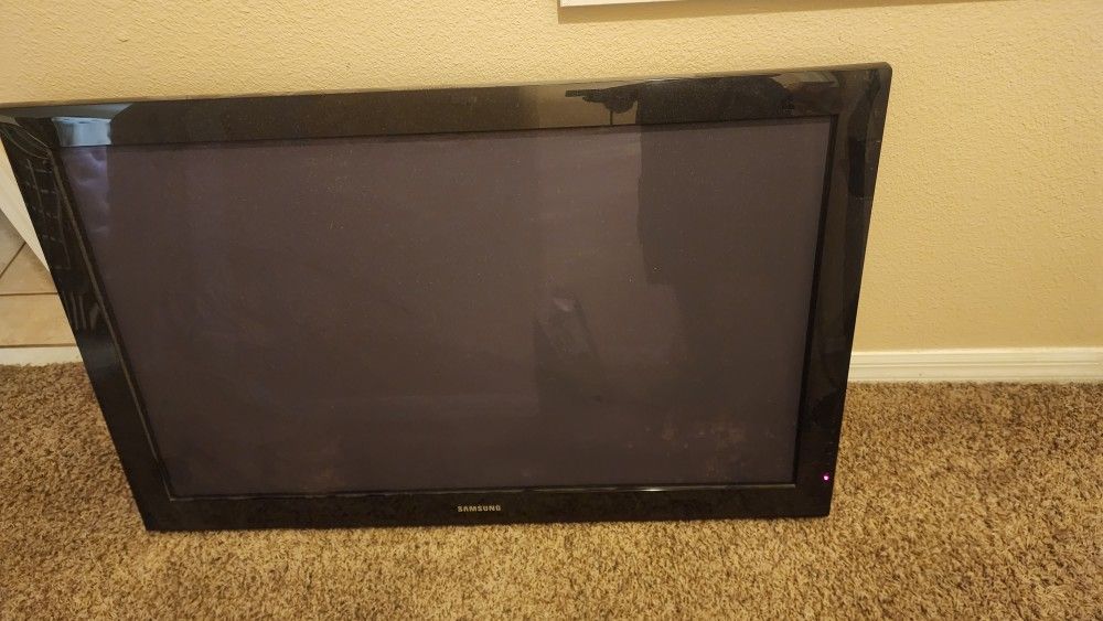 42 Inch Samsung Flat TV With Wall Mount