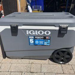 Igloo Maxcold Latitude 90 With Roller