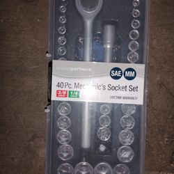 40 Pc Mechanic Socket Set 
