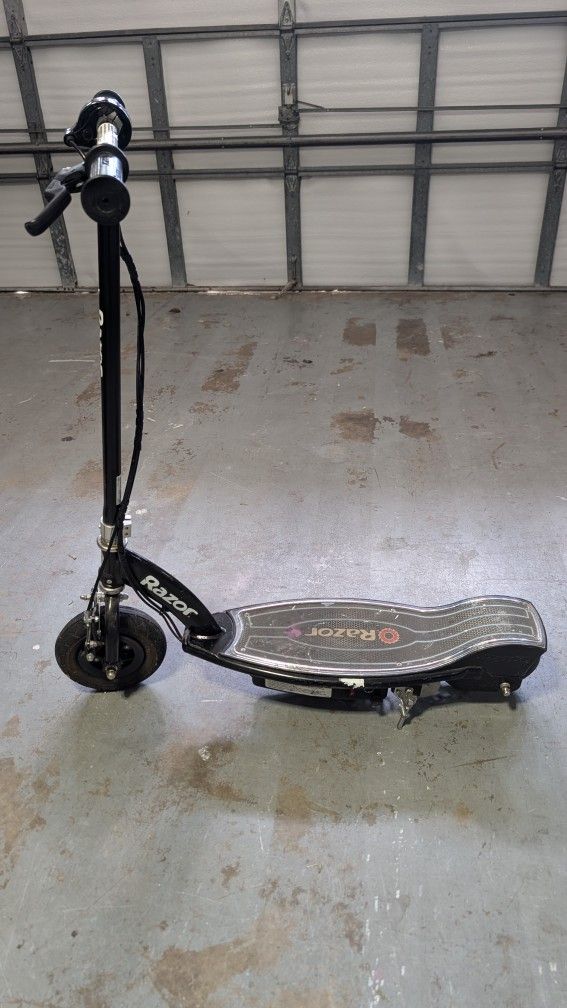 Razor electric scooter e100 Glow ( Needs New Battery)