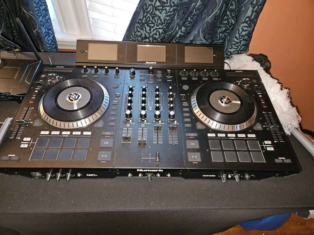 Numark NS73 With Heavy Duty Case(Pick up only)