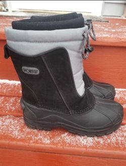 Snow boots size 4