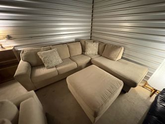 Light Gray Sectional w/ Chaise & Ottoman