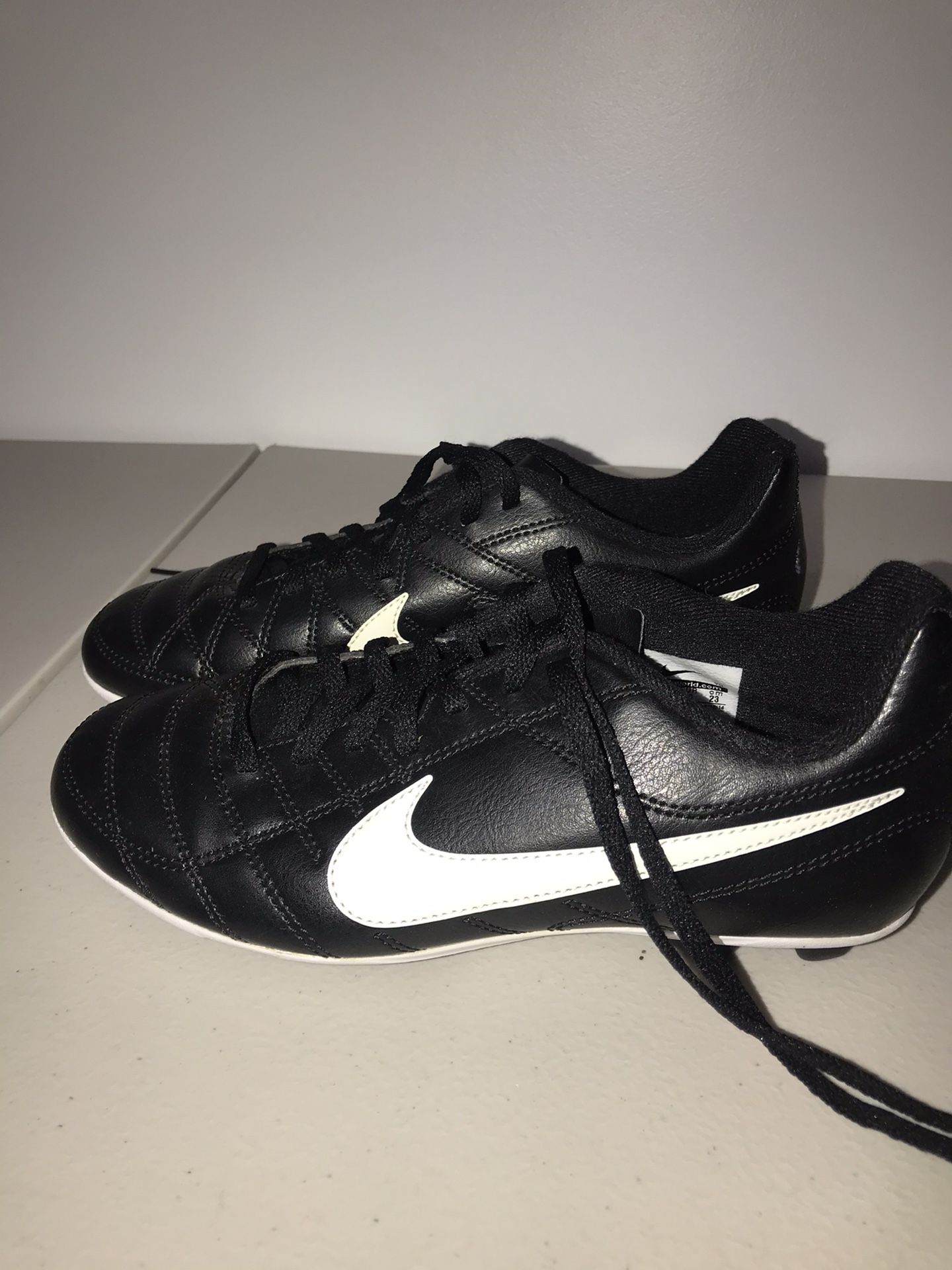 Kids Nike soccer shoes cleats size 4 Y