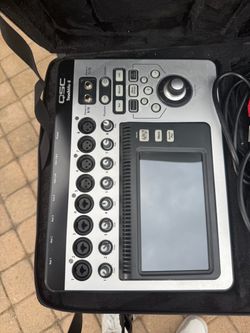 QSC TouchMix-8 Digital Mixer + QSC Carrying Case & Power Supply