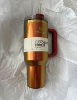 Stanley x Lainey Wilson Country Gold Quencher Tumbler H2.0 40OZ IN HAND