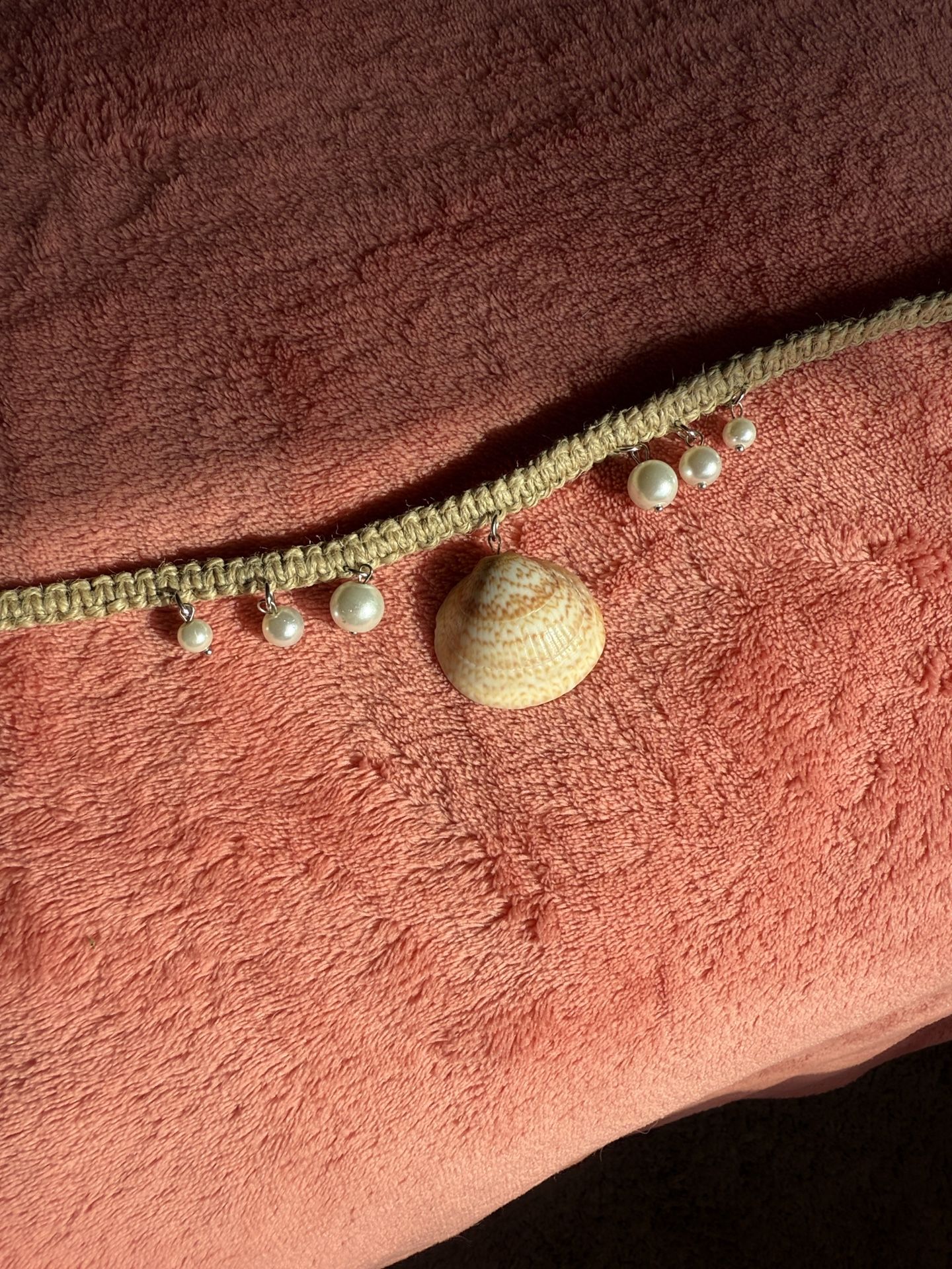 Beige Shell and Pearl Choker Necklace with Hemp