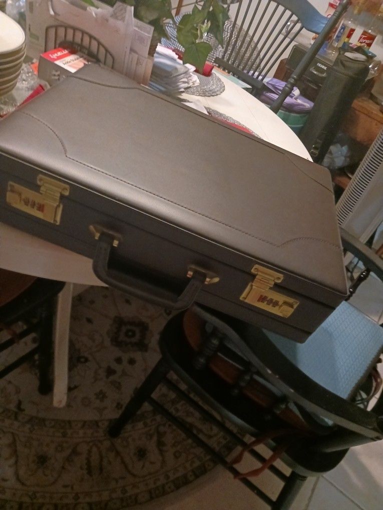 BRAND NEW NEVER USED AIRWAY BRIEF CASE COMBO LOCK 25 FINAL PRICE THIS COST OVER 100+