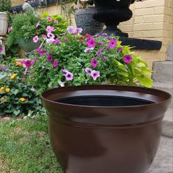 Very  LARGE POT,PLANTER 22" X 17" HARD PLASTIC  BROWN
