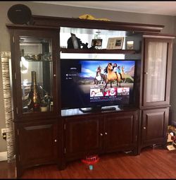 Beautiful Matching Living Room Furniture , THOMASVILLE paid $6000 3 years ago. Moving need sold $575 cash