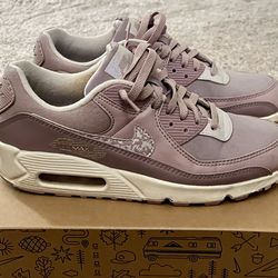 Women’s Nike Air Max - Rare aDust Rose with iridescent camo- Size 10