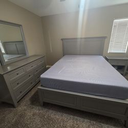 🛏️ Bedroom Set – Gray Wood (Bed Frame, Dresser w/ Mirror, Nightstand + Mattress)