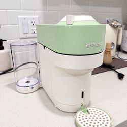 ***LIKE NEW- NEPRESSO MACHINE**