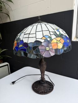 VINTAGE TIFFANY STYLE STAINED GLASS LAMP