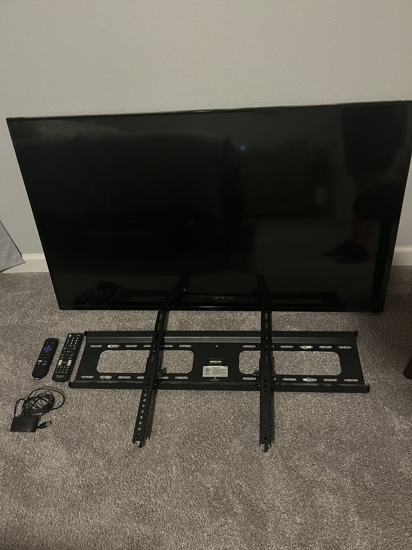 TV, Roku And Wall Mount Bundle