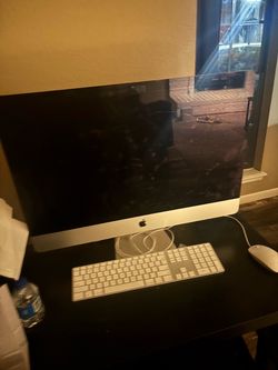 Apple iMac Desktop Computer with Keyboard and Mouse