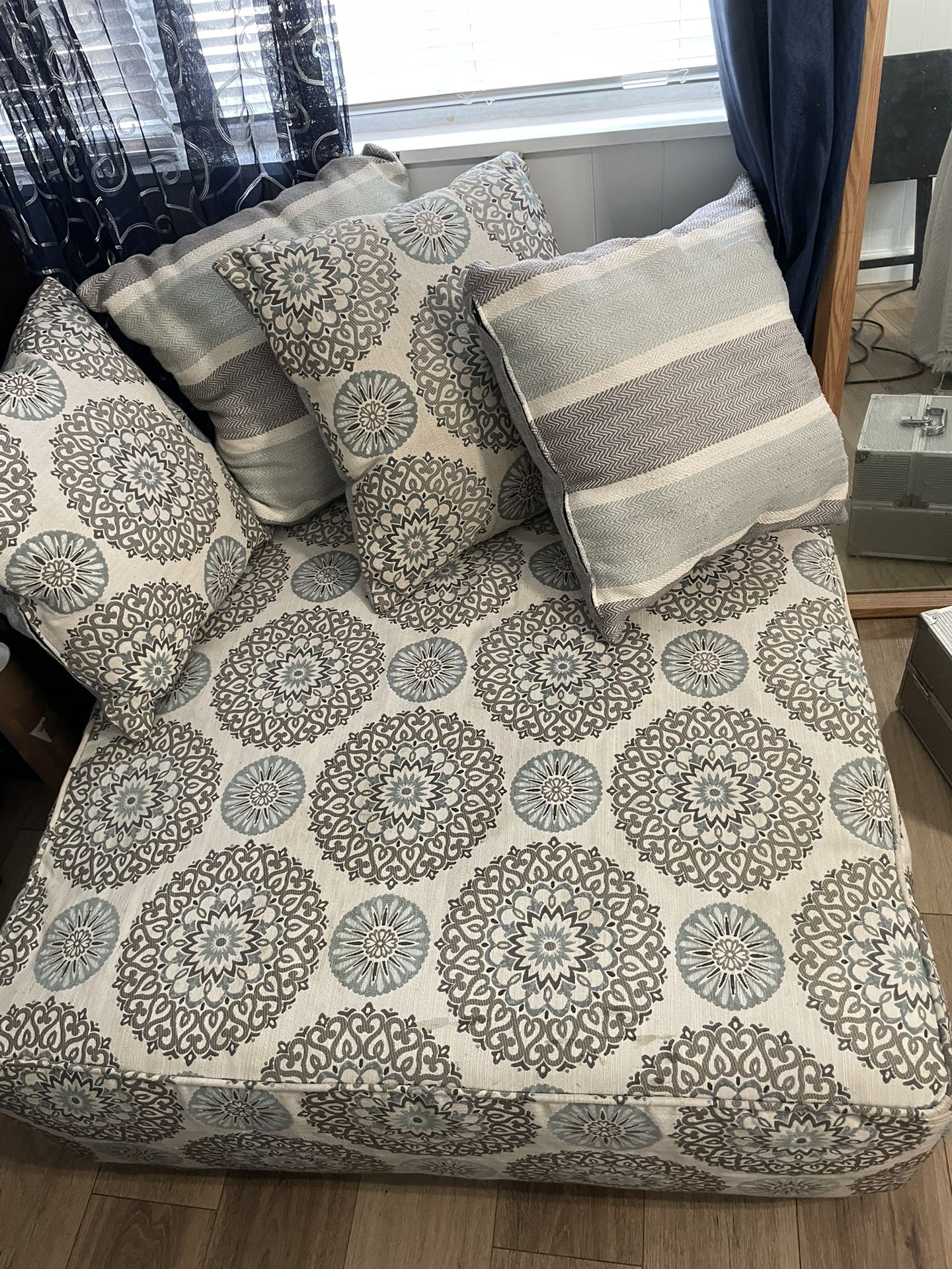 40”x40” Gorgeous Ottoman With Leg 18” Pillows