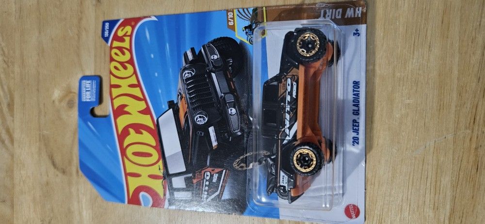 2/2 Hotwheels '20 Jeep Gladiator (Mounted Dirt bikes Edition)