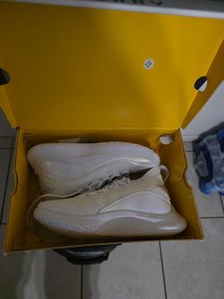 Steph Curry 8 iridium size 5y or 6.5 women