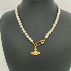 Brand new single-strand pearl necklace with golden yellow pin pendant