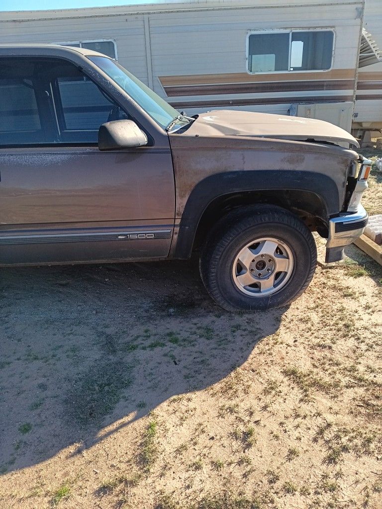 1997 Chevy Suburban 4×4 (All Good Parts)
