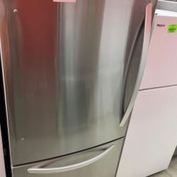 LG LRDCSS 33 in. W 26 cu. ft. Bottom Freezer Refrigerator