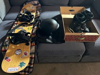 133 cm Snowboard/Helmet/Boots bundle