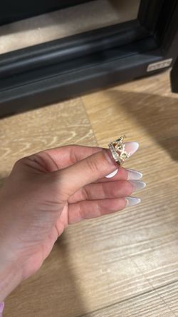 Crown ring size 7/8 10k gold