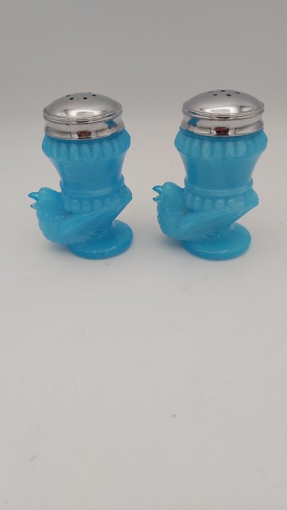 Vintage Boyd's Doves Novelty Opaque Glass Salt & Pepper Shakers 