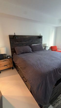 King Bed Set - Bed, Mattress and 2 night stands