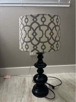 Black table lamp with grey patterned shade