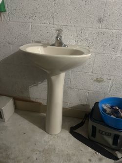 Pedestal sink