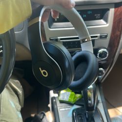 Beats Studio Pro Black And Gold 