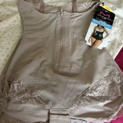 🍀NEW Maidenform Medium Beige Bodysuit $23 🎈