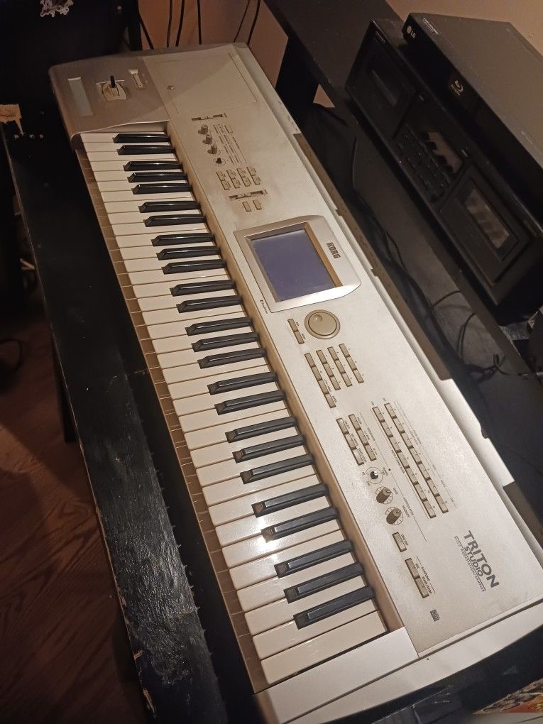 KORG TRITON STUDIO Music Work Station.