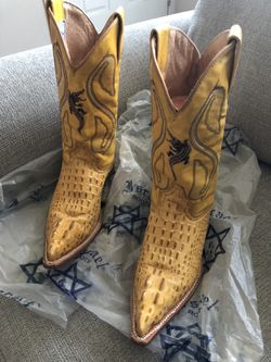 Botas nuevas para niño