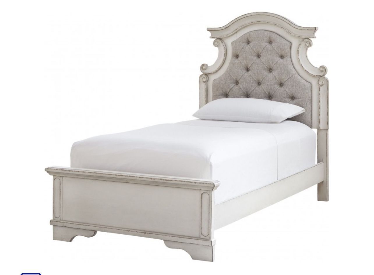 Realyn Collection by Ashley Twin Beds 
