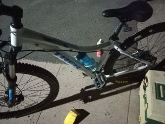 A girls 27.5" Trek mountain bike