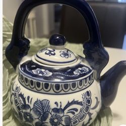 Blue & White Floral Porcelain Teapot Vintage Style Decorative Tea Pot with Handle