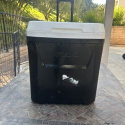 Igloo 60 Quart Cooler With Wheels 