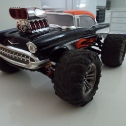 Custom RC 4x4 57 Chevrolet. 