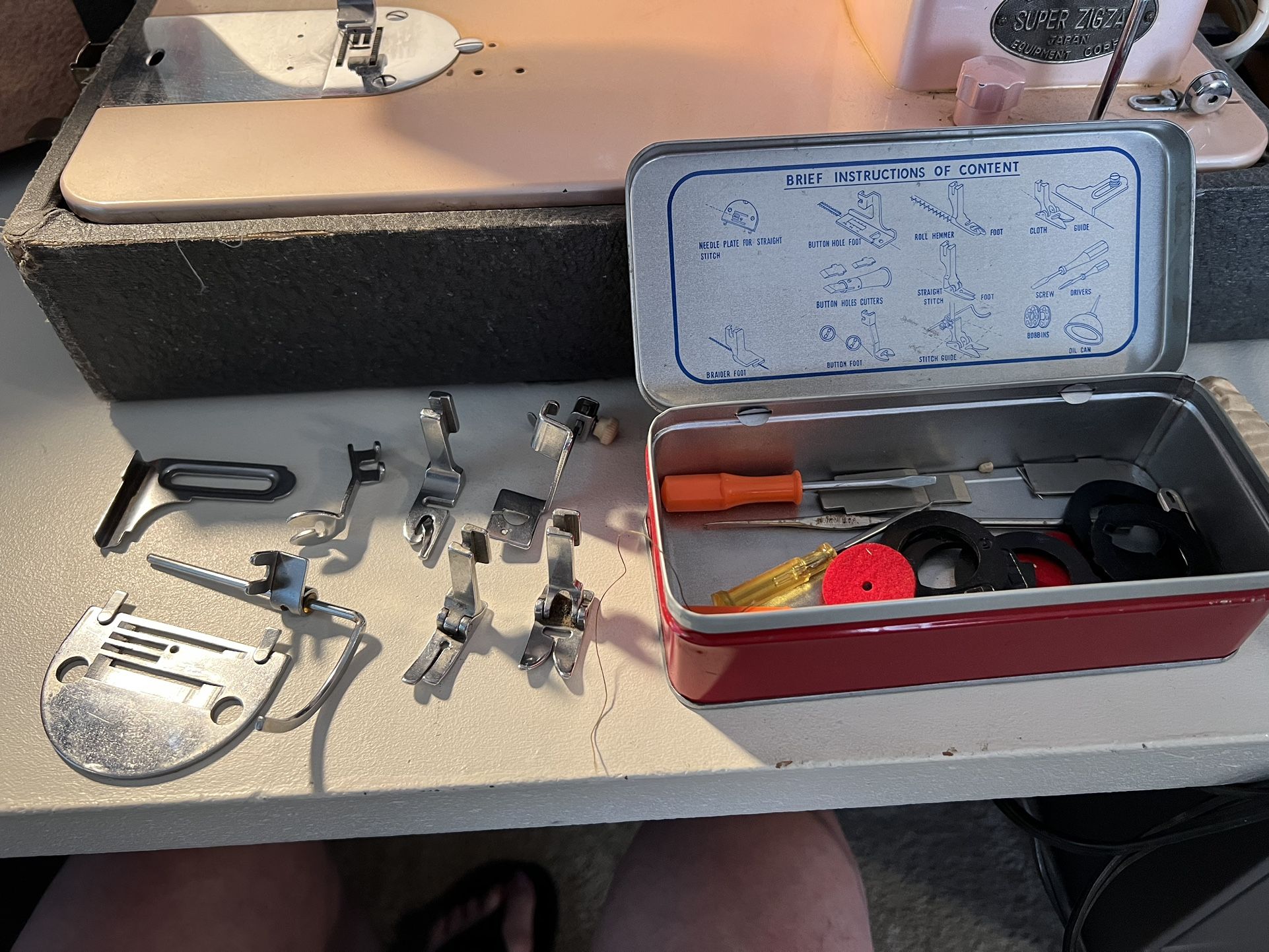 Vintage Universal Super Zig Zag Sewing Machine for Sale in Gilbert, AZ