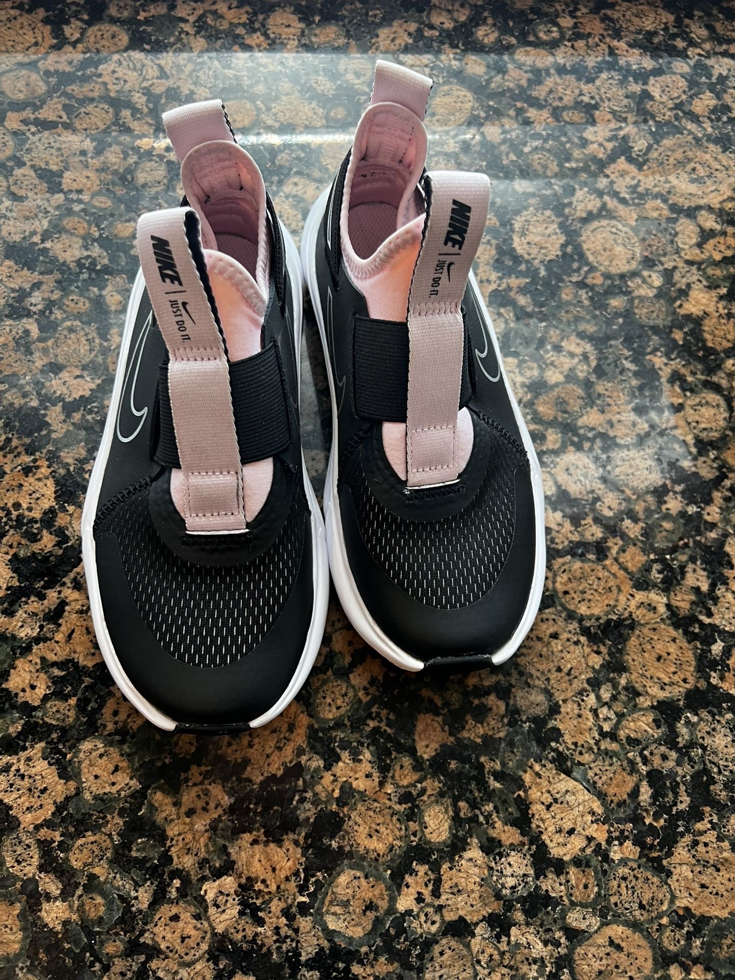 girls nike tennis shoes