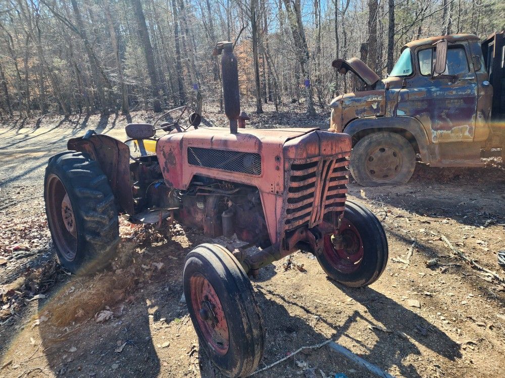 1960s INTERNATIONAL B275 Diesel Tractor 30hp