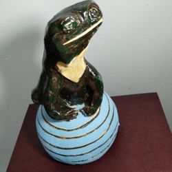 VINTAGE HAND PAINTED EGG - ALLIGATOR STATUE 10"×5" 