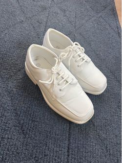 Boys size 3, white shoe